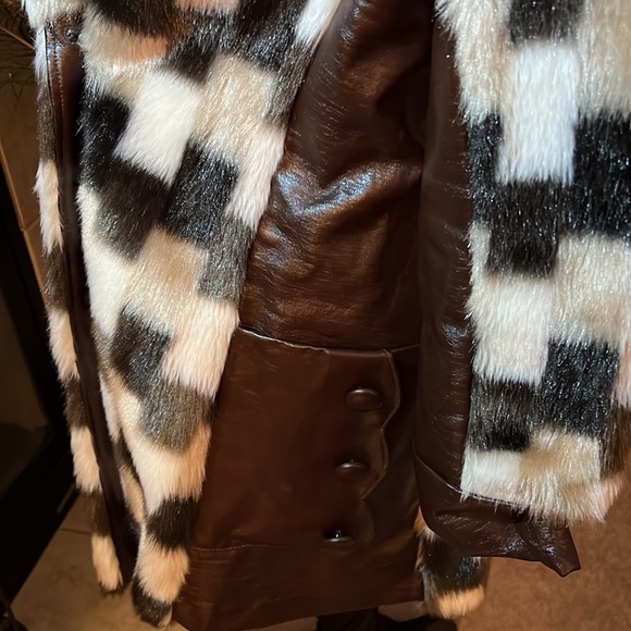 💚NEW ITEM💚 RETRO FAUX FUR & LEATHER COATl - Picture 7 of 8